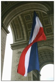 Wehende Tricolore unter dem Arc de Triomphe, Paris