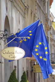 Europaflagge vor dem Café Freta, Warschau