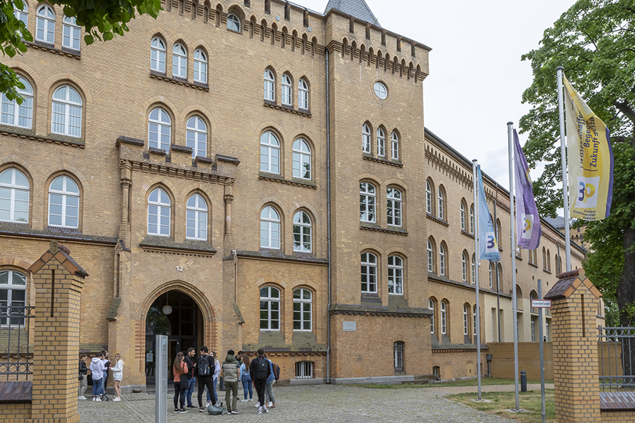 Uni-Gebäude in der August-Bebel-Str.